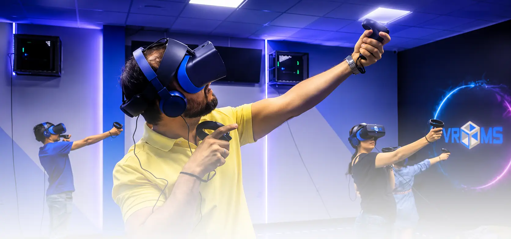 Екипът и гостите на VRooms по време на VR преживяване